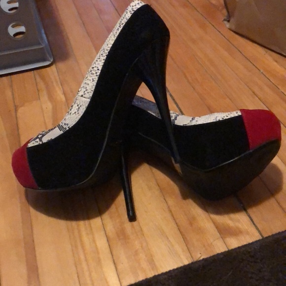 Daring black and red pumps! Pump it up today! - Picture 2 of 3